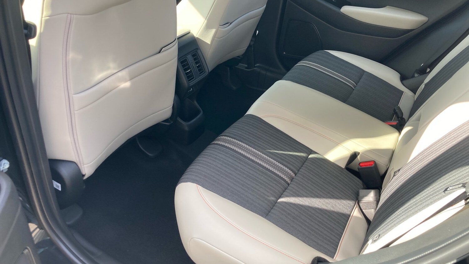 2025 Honda HR-V 1.5 eHEV Advance Style 5dr CVT Hybrid Hatchback Hatchback Hybrid - Picture 14 of 24