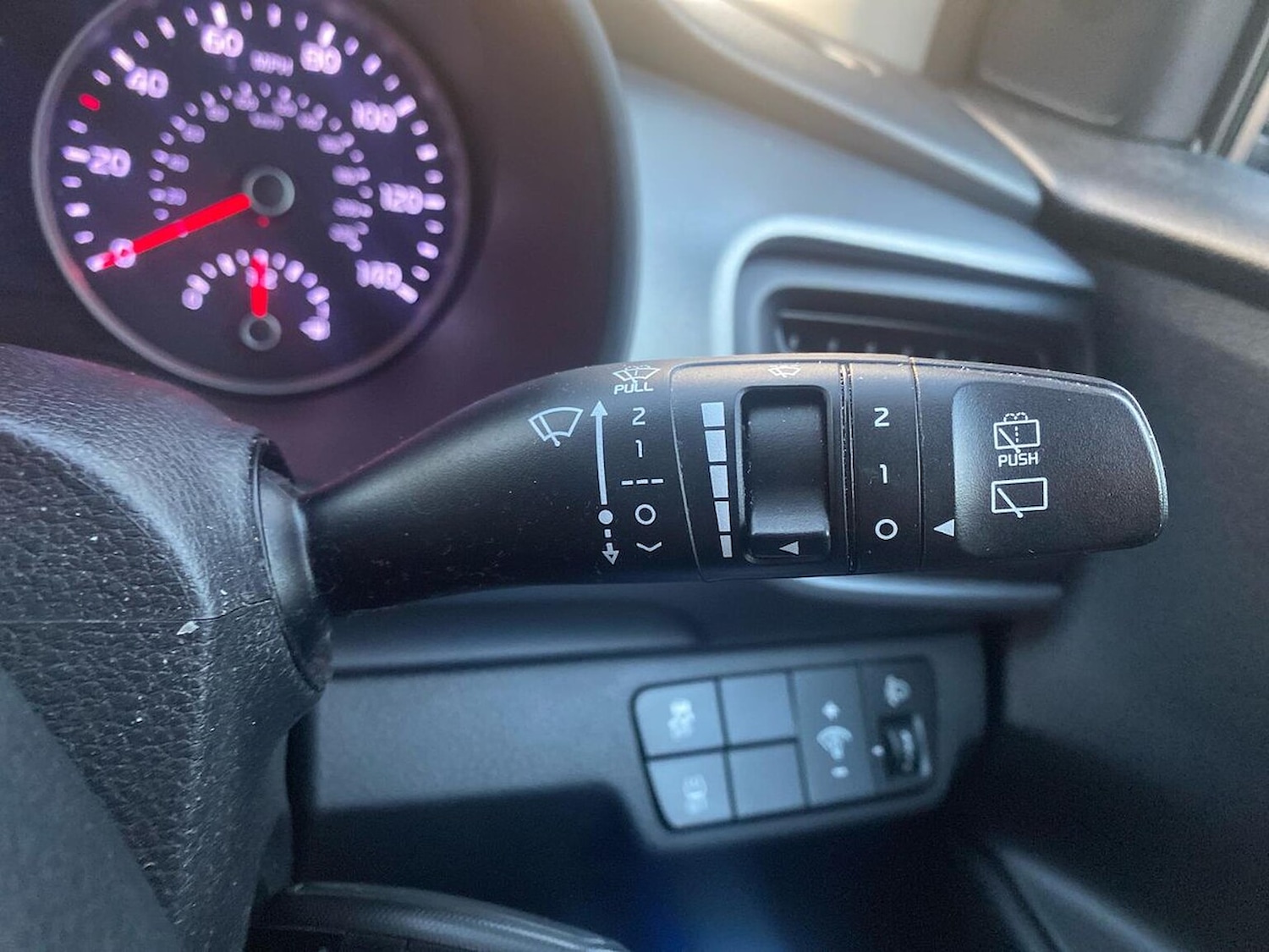 Used Kia Stonic 2018 for sale - 76699520: Photo 28