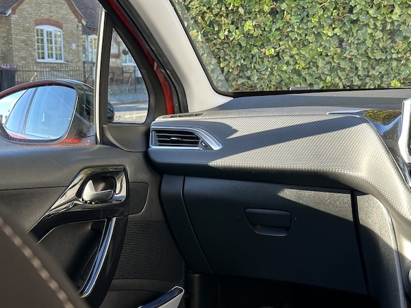 Used Peugeot 208 2015 for sale - 76106317: Photo 32