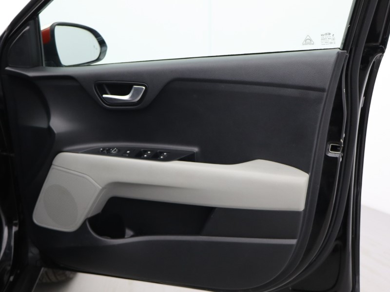 Used Kia Stonic 2018 for sale - 77918148: Photo 21