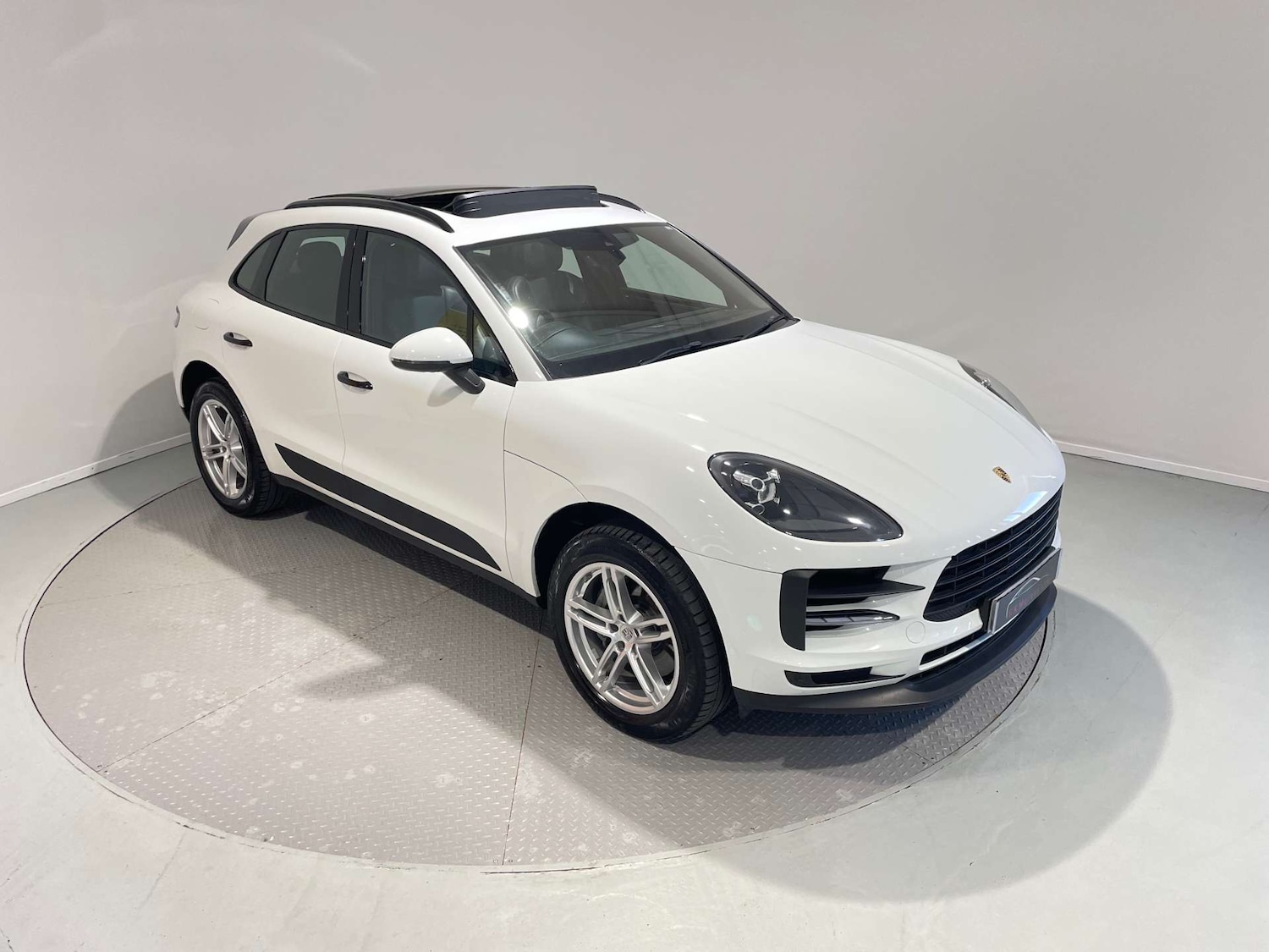 Used Porsche Macan 2020 for sale - 77523345: Photo 2