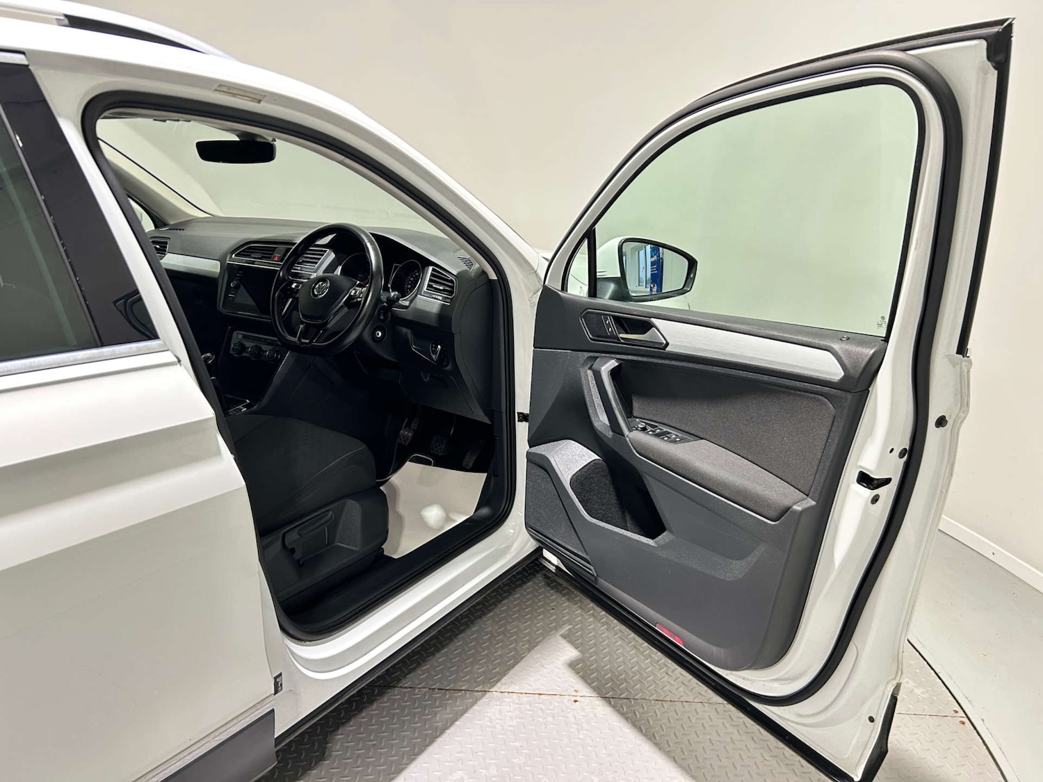 Used Volkswagen Tiguan 2018 for sale - 77200683: Photo 26