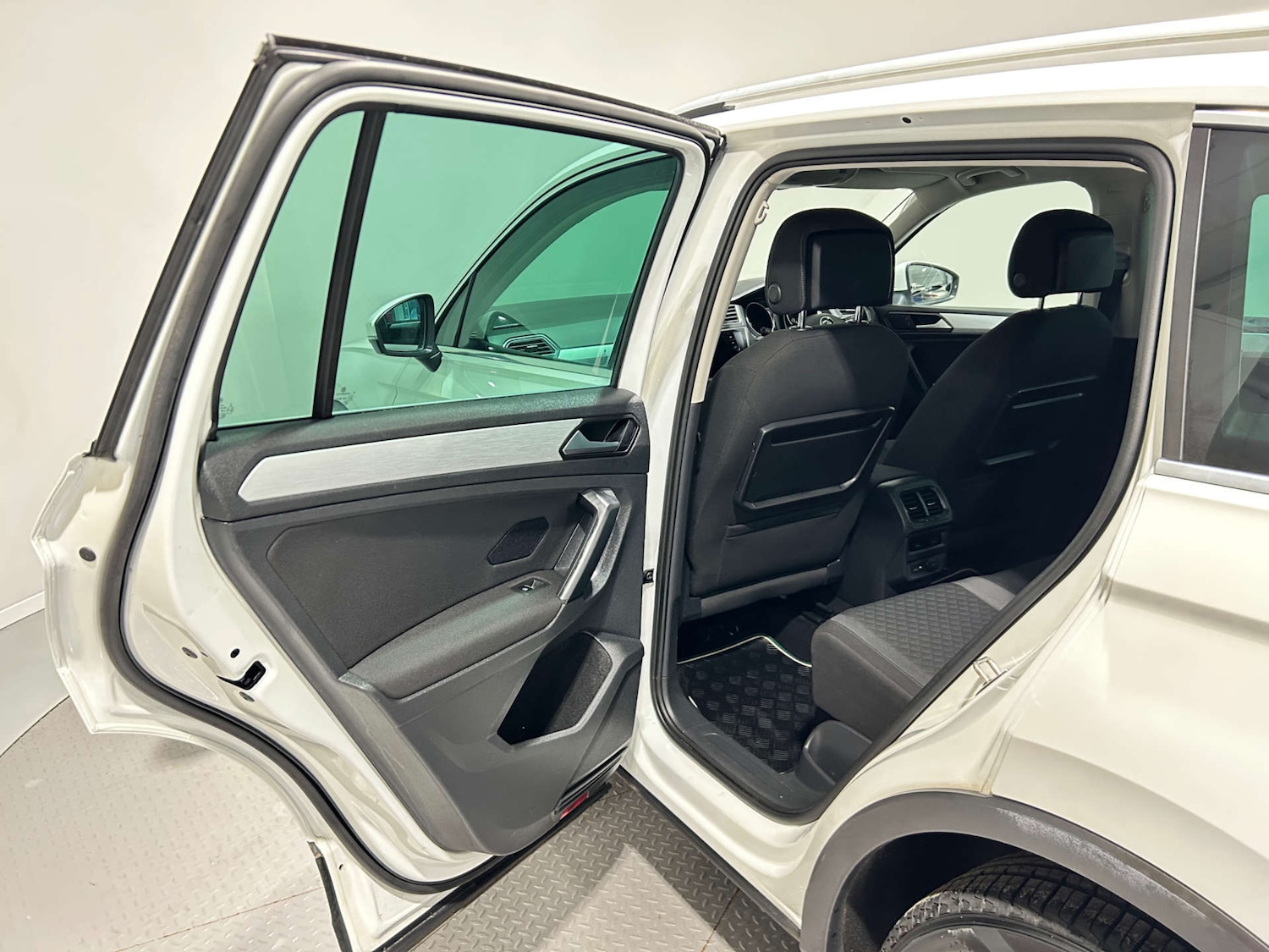 Used Volkswagen Tiguan 2018 for sale - 77200683: Photo 35