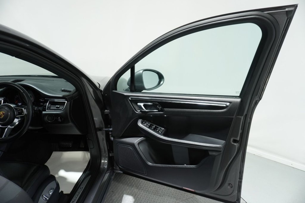 Used Porsche Macan 2015 for sale - 76820264: Photo 34