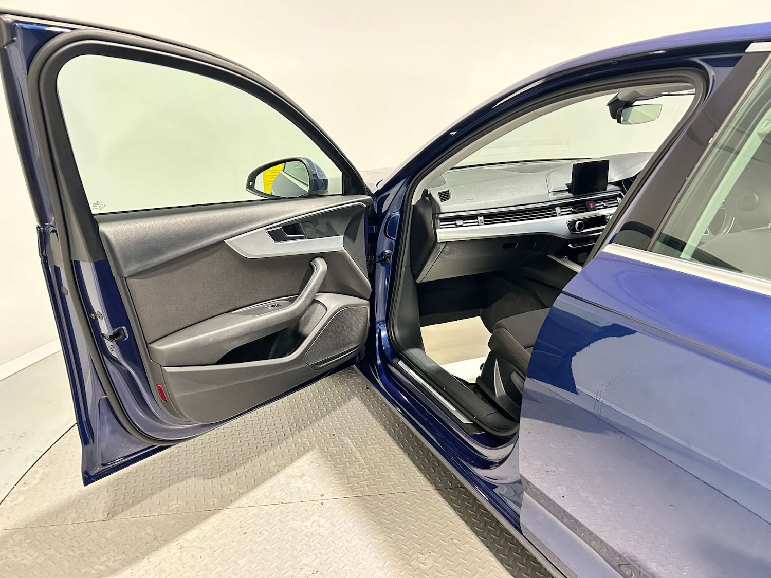 Used Audi A4 2015 for sale - 77172481: Photo 28