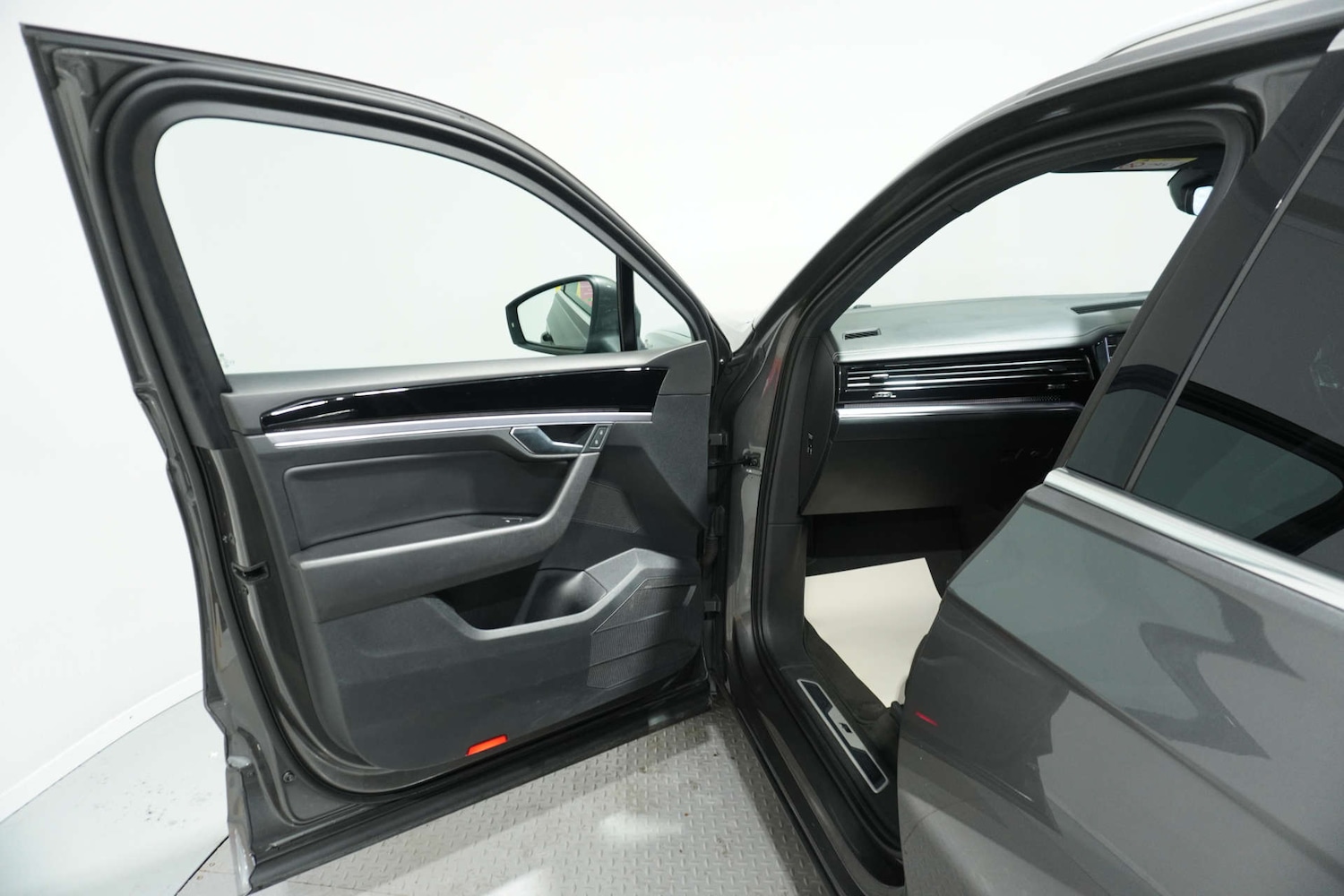 Used Volkswagen Touareg 2018 for sale - 77105782: Photo 31