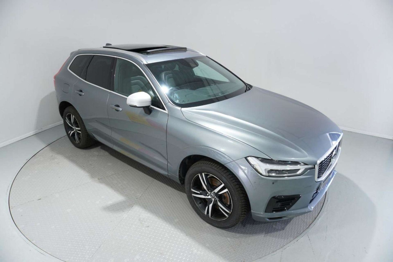 Used Volvo XC60 2018 for sale - 77061687: Photo 2