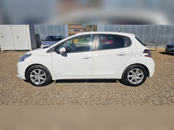 Used Peugeot 208 2014 for sale - 78383360: Photo