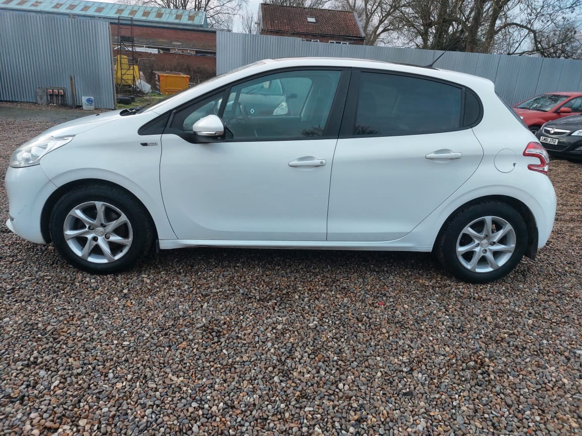 Used Peugeot 208 2014 for sale - 77707313: Photo 4