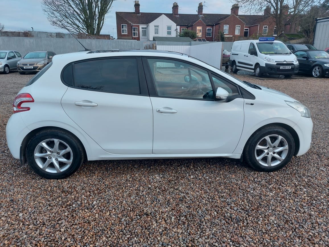 Used Peugeot 208 2014 for sale - 77707313: Photo 8