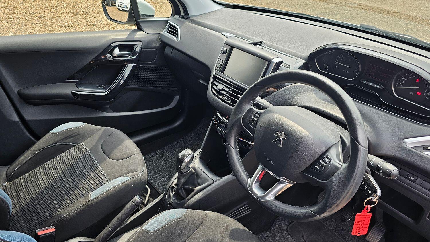 Used Peugeot 208 2015 for sale - 76982741: Photo 9