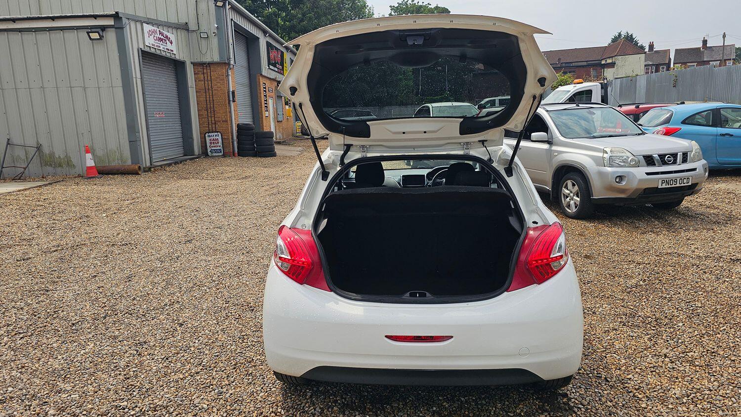 Used Peugeot 208 2015 for sale - 76560070: Photo 14
