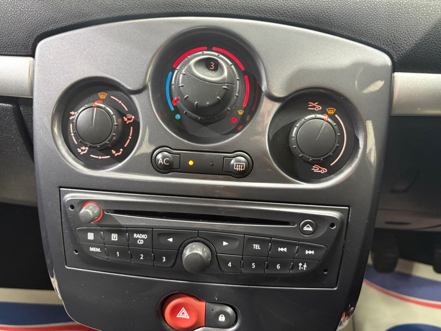 Used Renault Clio 2011 for sale - 76175537: Photo 14