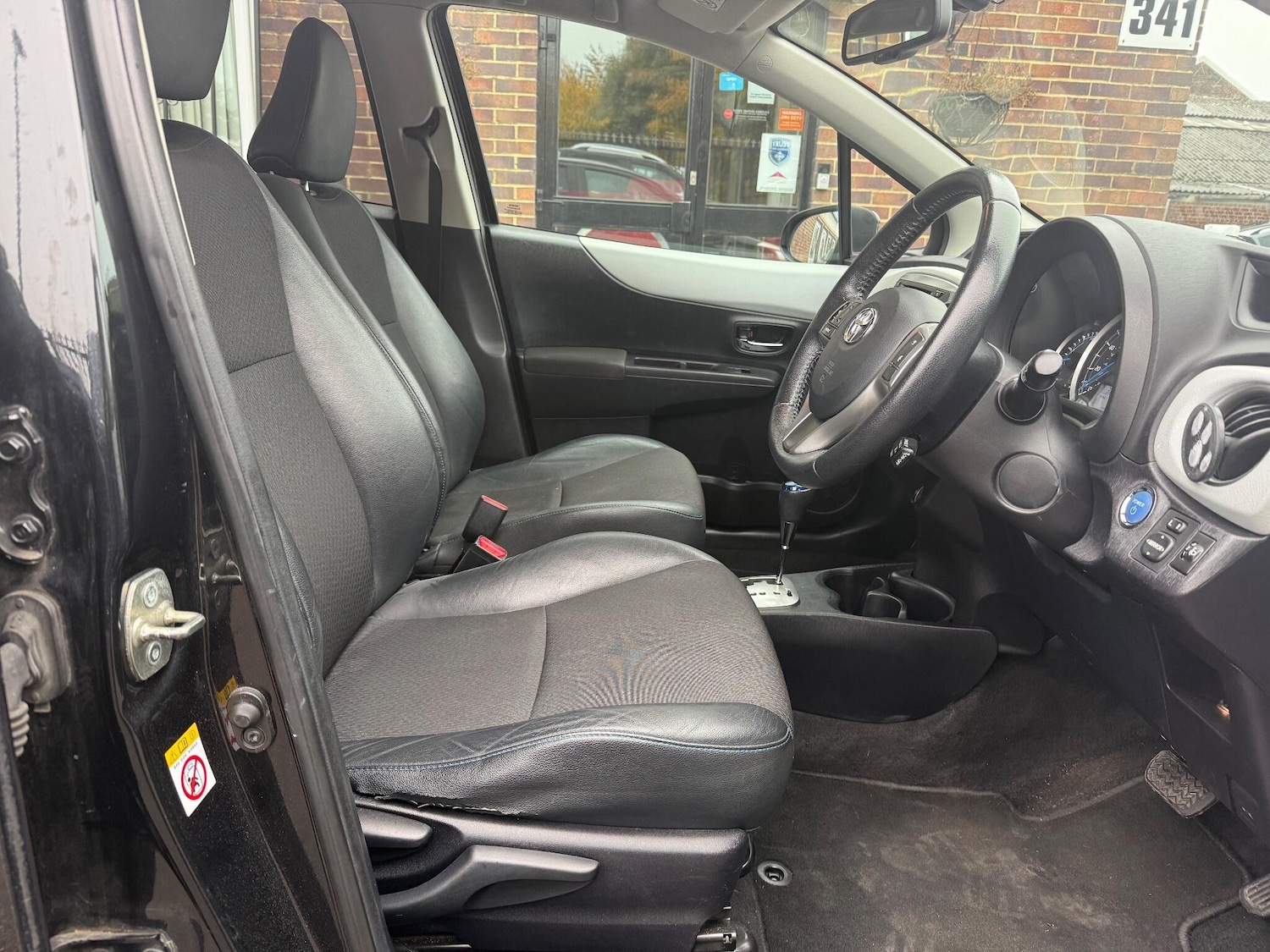 Used Toyota Yaris 2013 for sale - 76424909: Photo 38