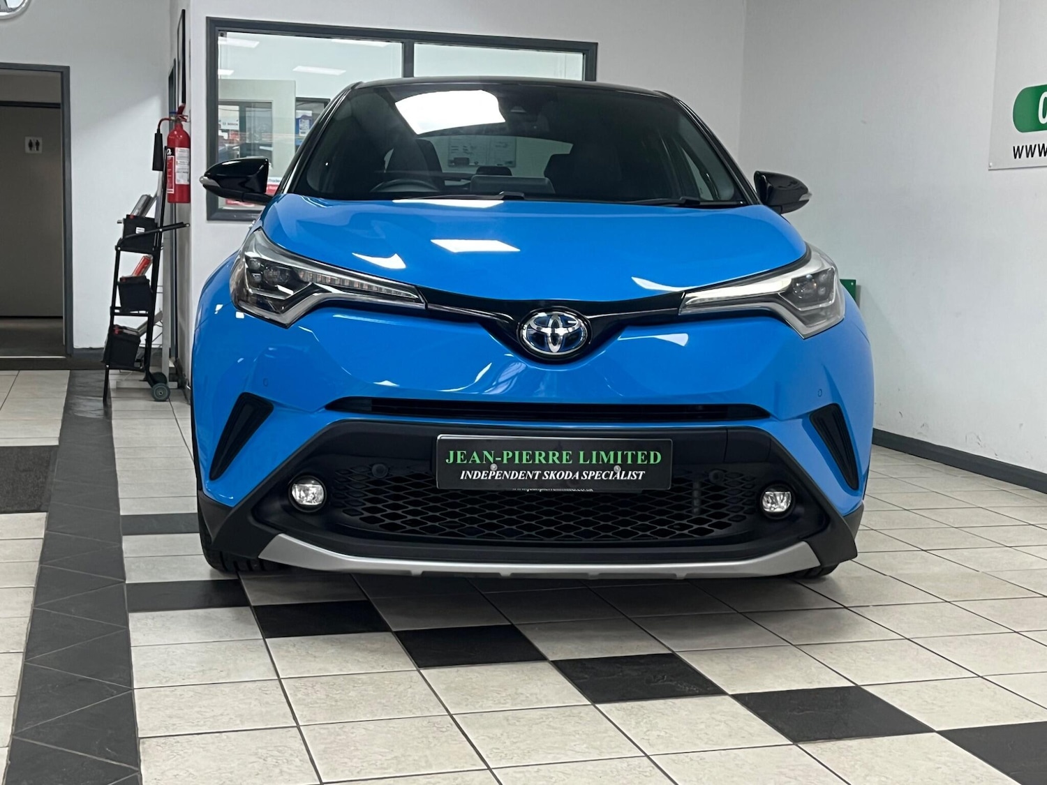 Used Toyota C-HR 2019 for sale - 78087117: Photo 2