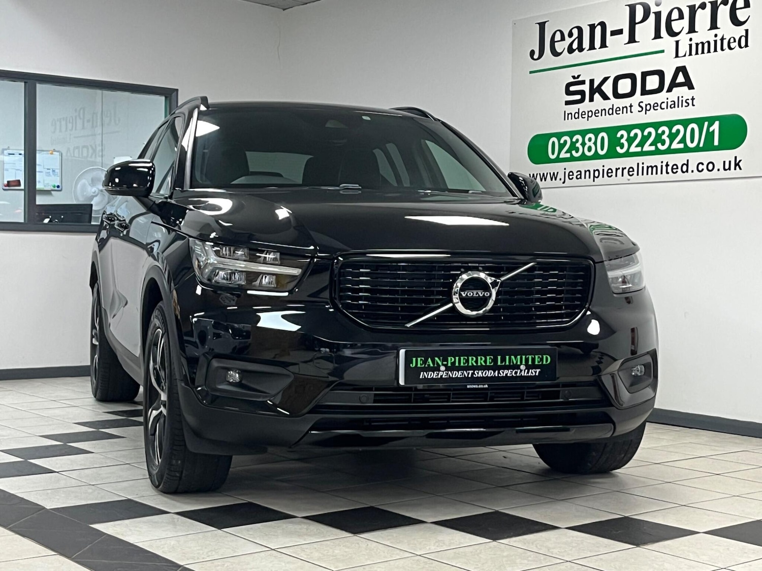 Used Volvo XC40 2021 for sale - 76832847: Photo 2
