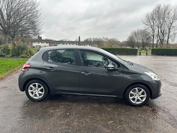 Used Peugeot 208 2014 for sale - 76534528: Photo