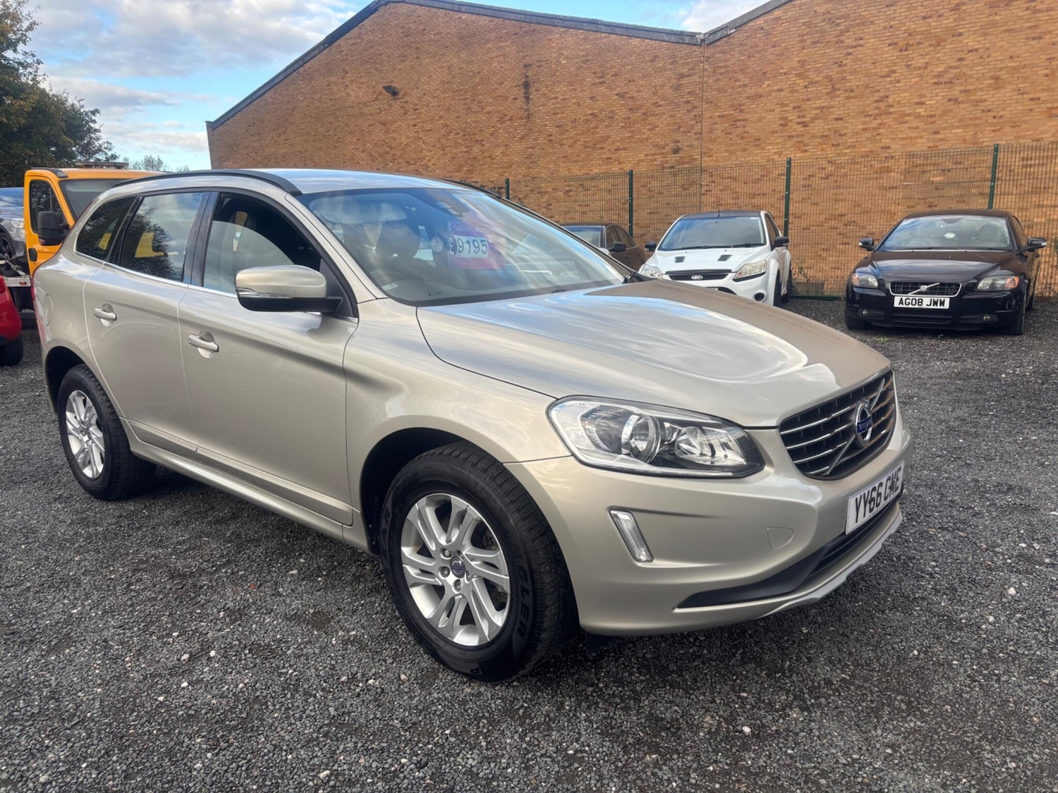Used Volvo XC60 2016 for sale - 76349351: Photo 2