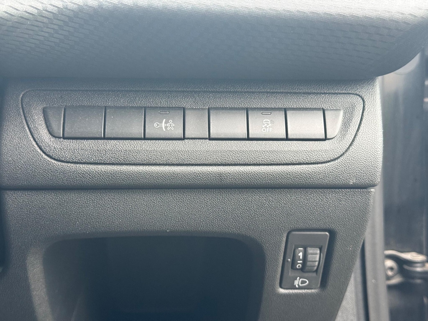 Used Peugeot 208 2017 for sale - 76472775: Photo 17