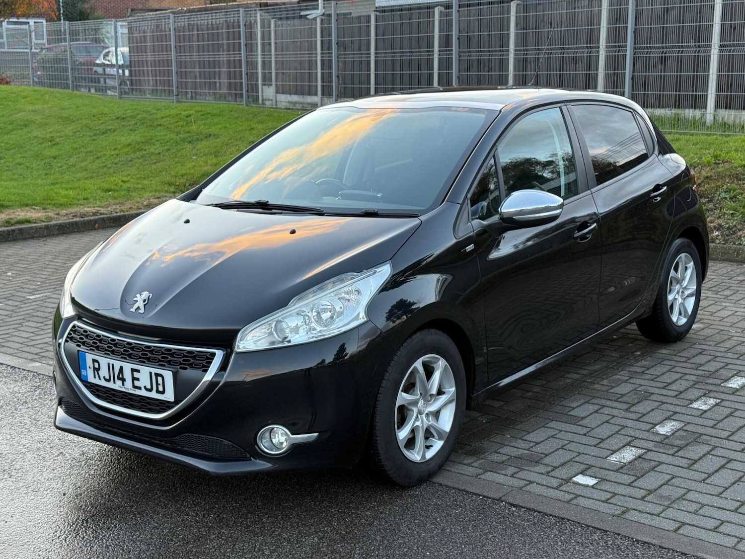 Used Peugeot 208 2014 for sale - 76432477: Photo 3
