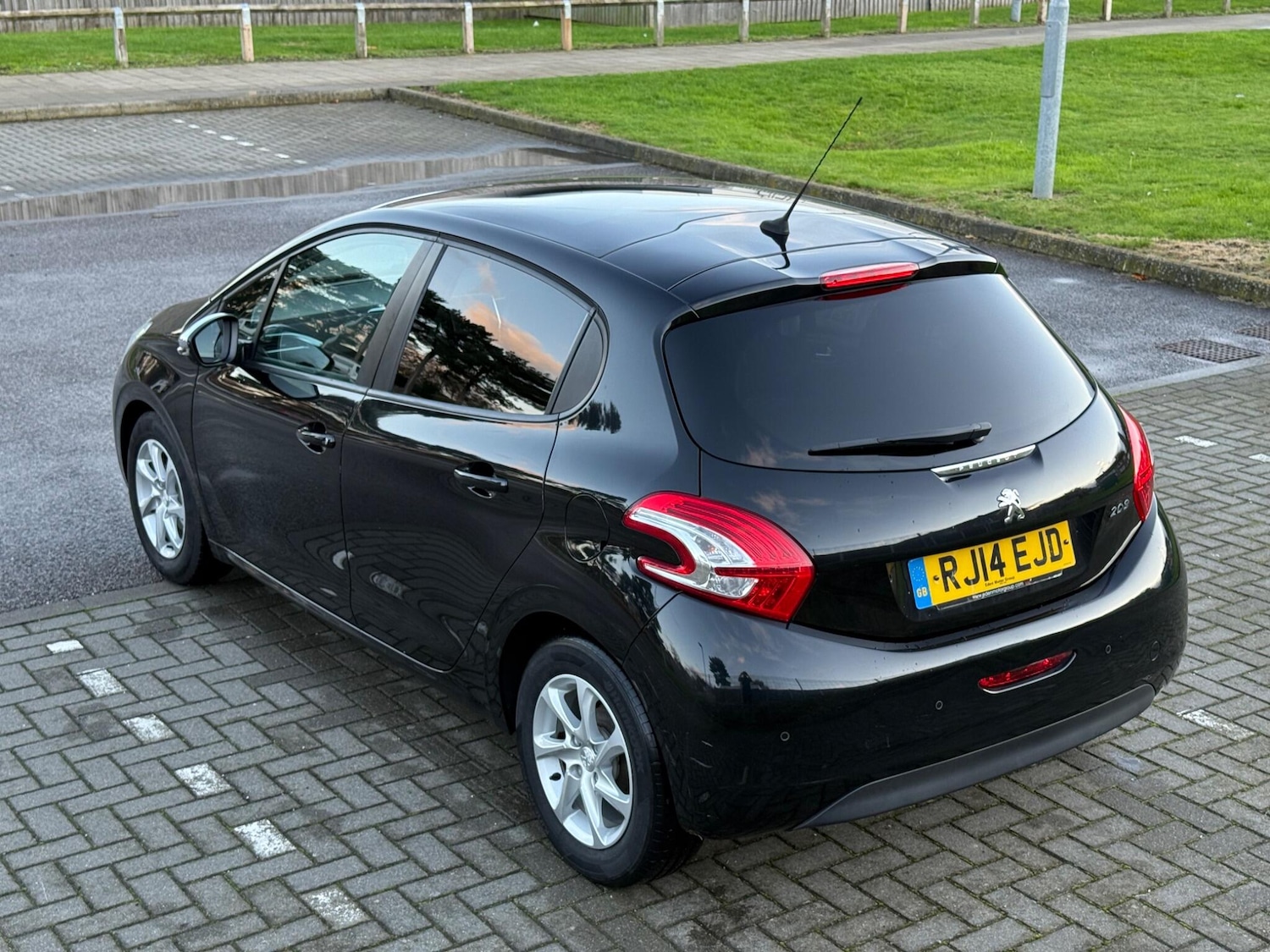 Used Peugeot 208 2014 for sale - 76432477: Photo 4