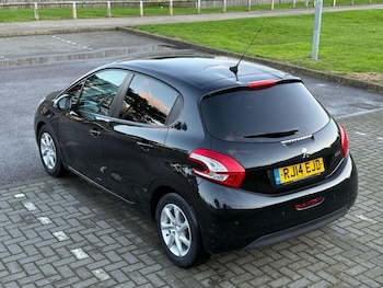 Used Peugeot 208 2014 for sale - 76432477: Photo