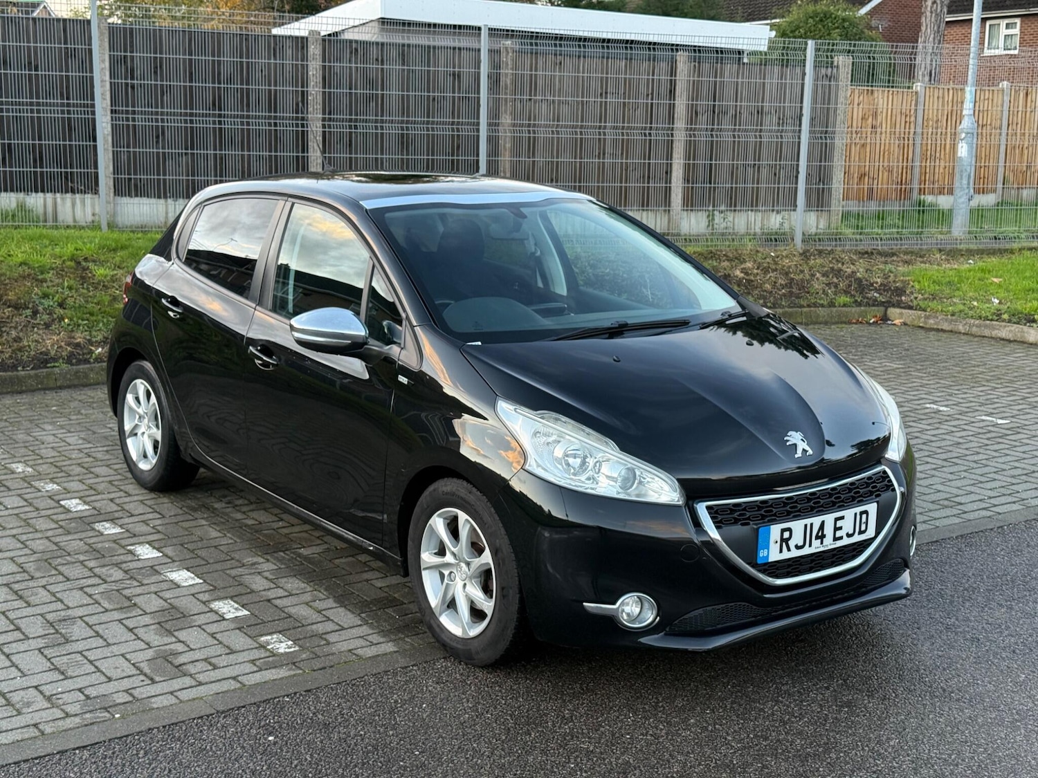 Used Peugeot 208 2014 for sale - 76432477: Photo 5