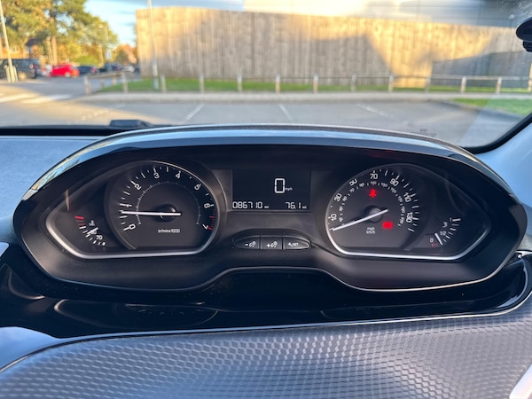 Used Peugeot 208 2015 for sale - 76189588: Photo 26