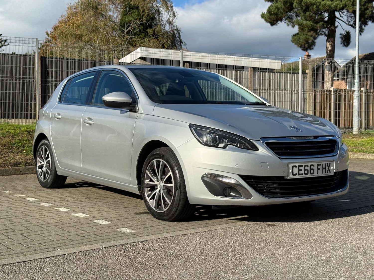 Used Peugeot 308 2016 for sale - 76377372: Photo 2