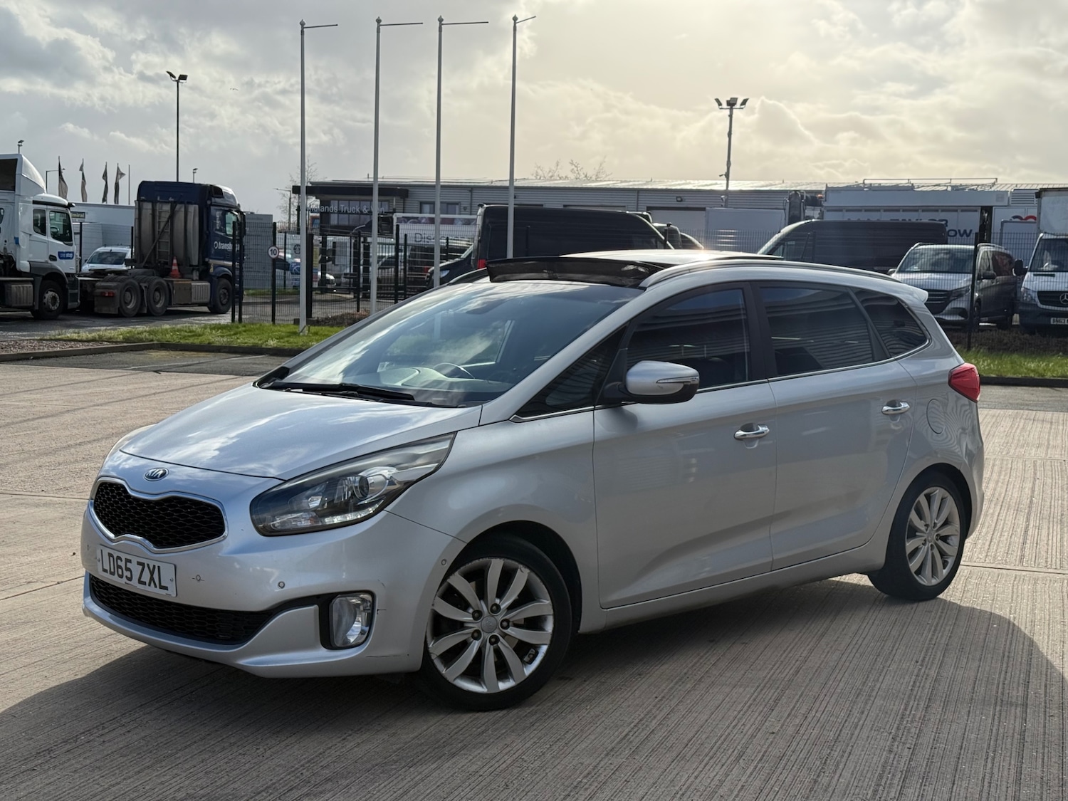 Used Kia Carens 2015 for sale - 78223360: Photo 2