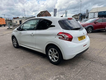 Used Peugeot 208 2015 for sale - 76070458: Photo 2