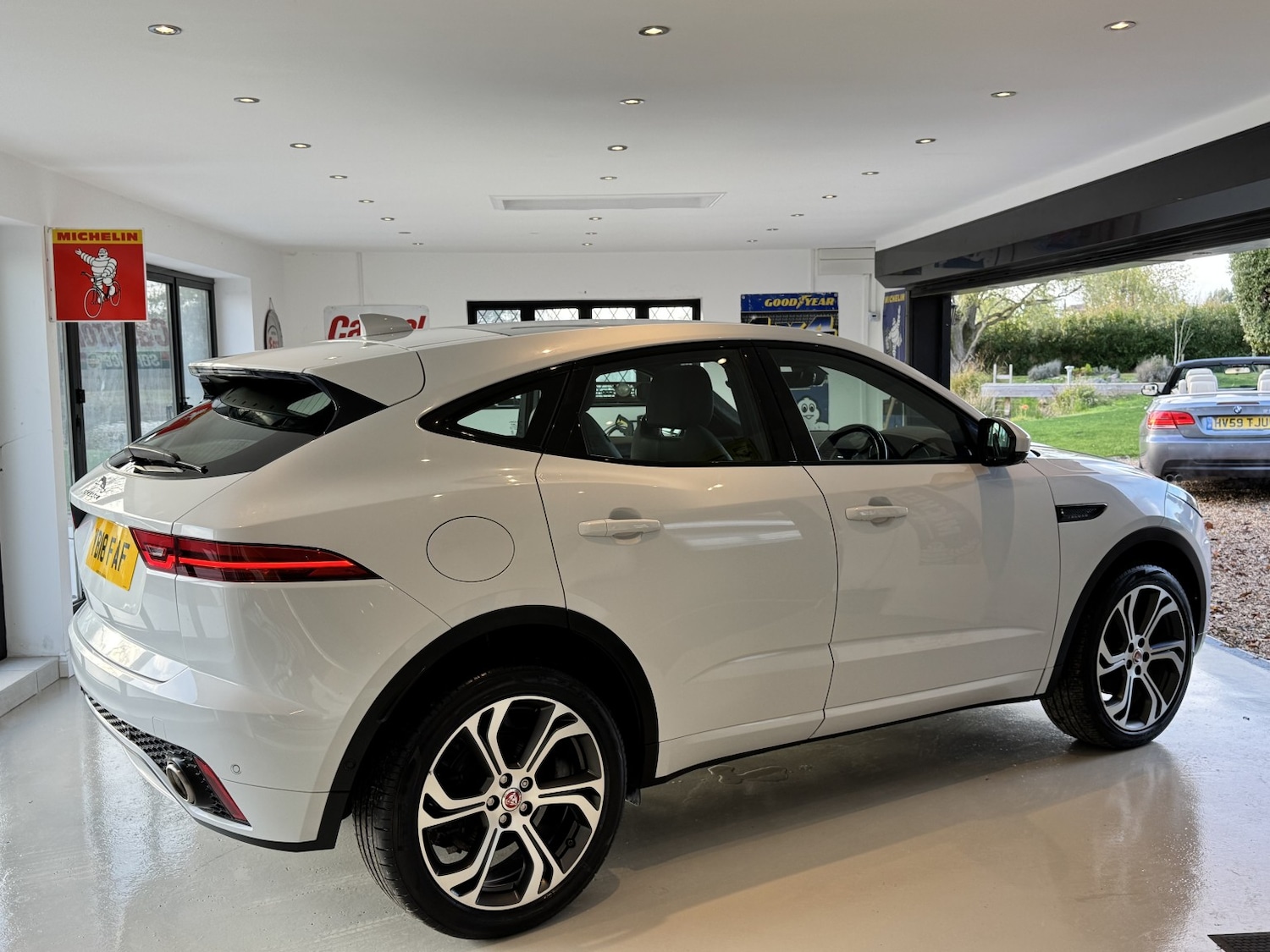 Used Jaguar E-Pace 2018 for sale - 76107288: Photo 2