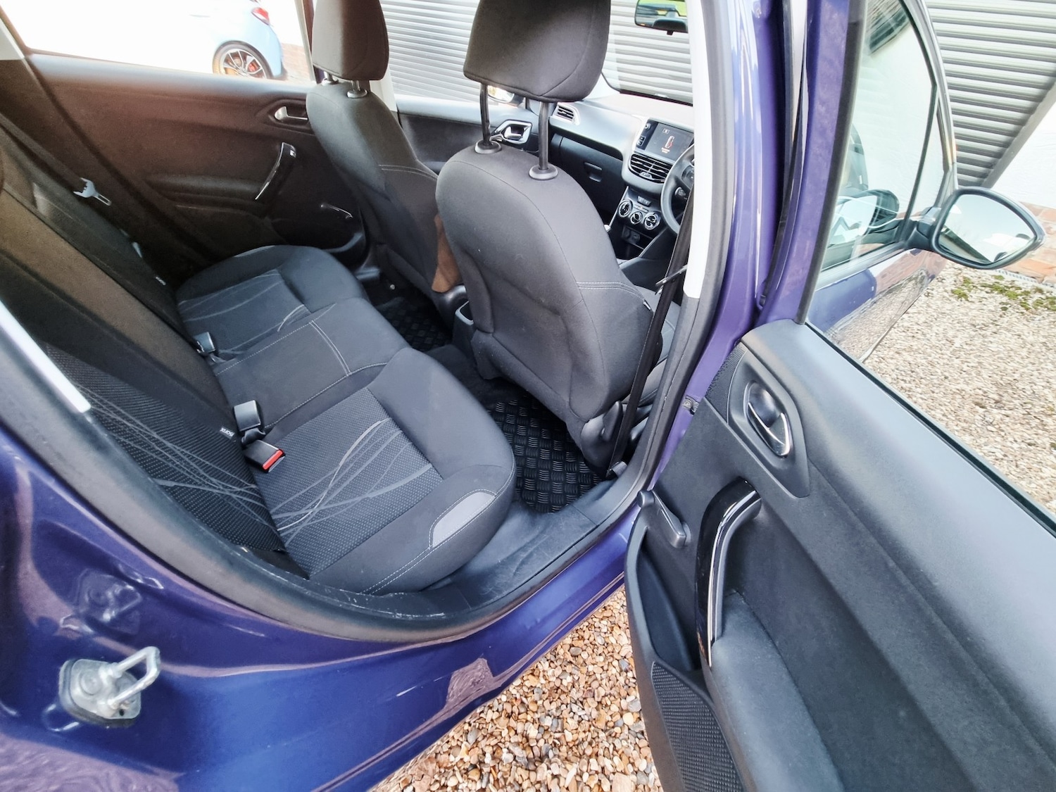 Used Peugeot 208 2015 for sale - 76758849: Photo 2