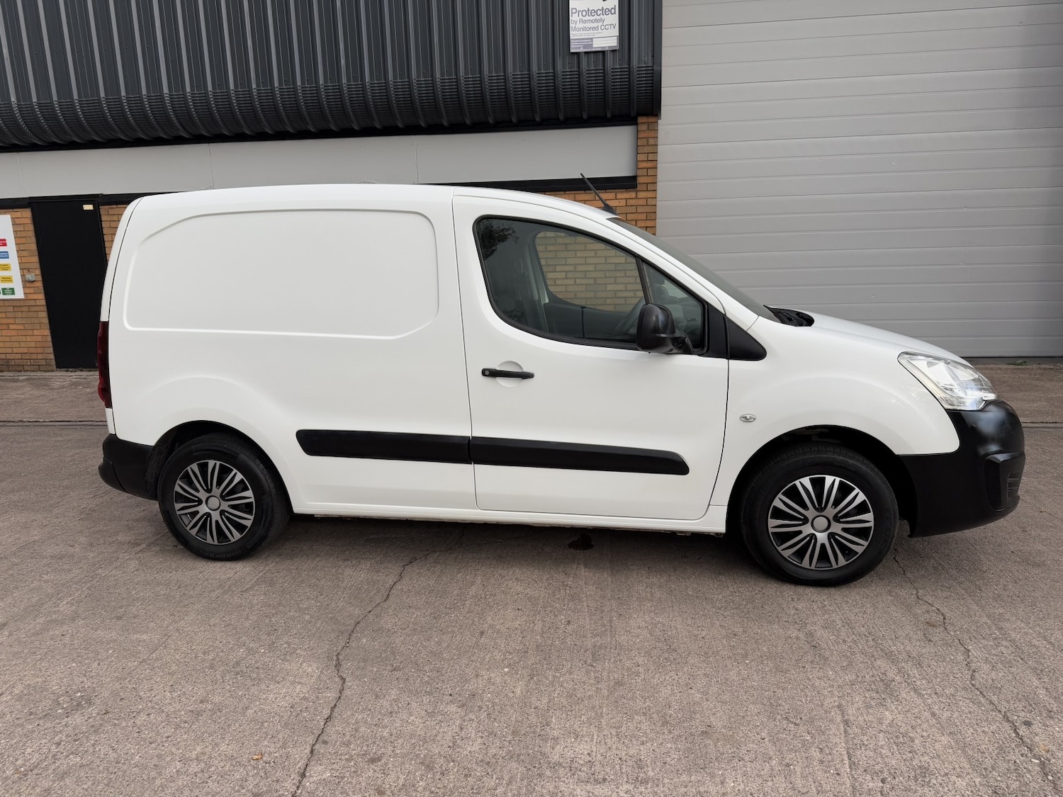 Used Citroen Berlingo 2017 for sale - 76402203: Photo 3