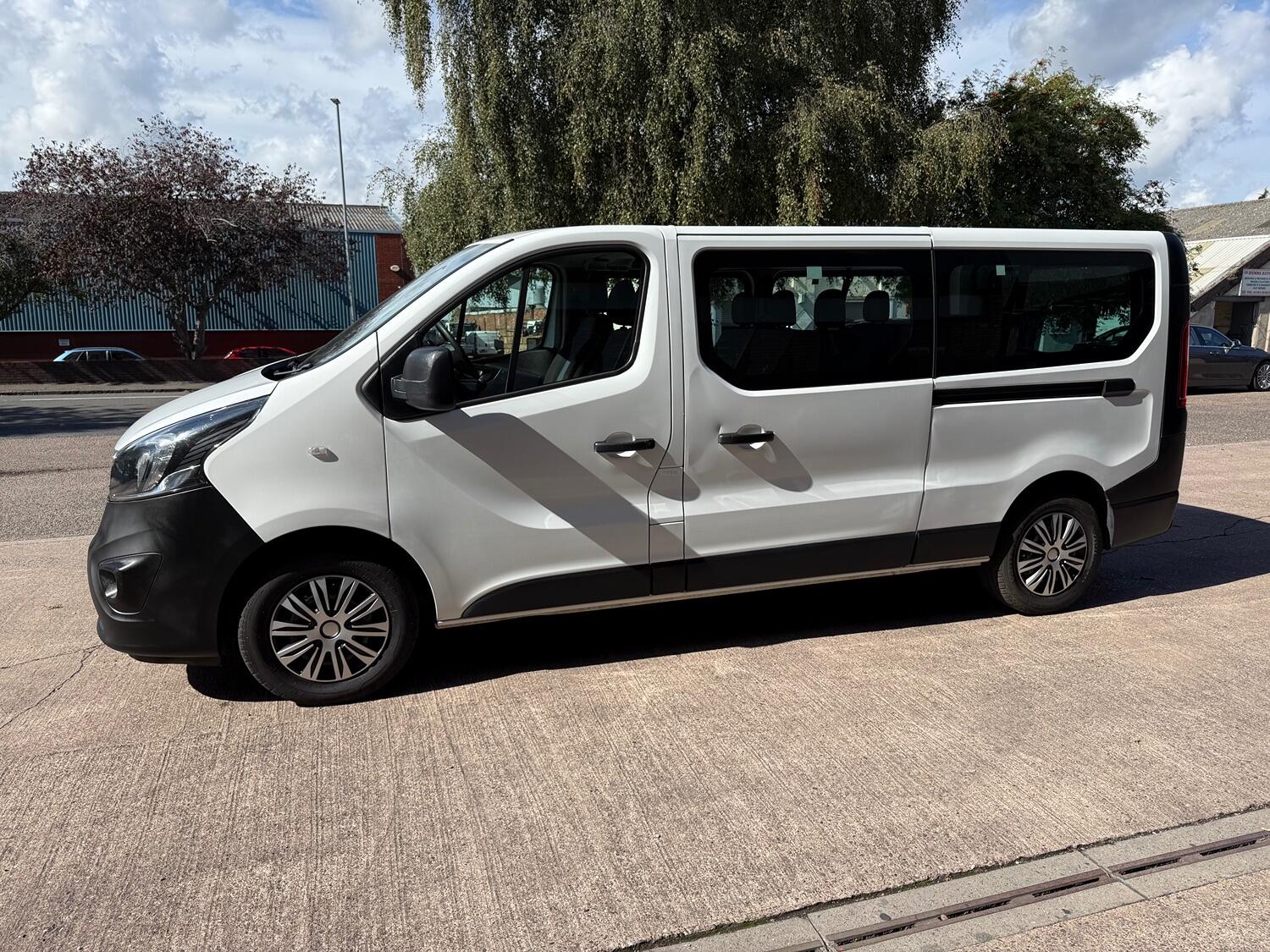 Used Vauxhall Vivaro 2017 for sale - 76070313: Photo 2