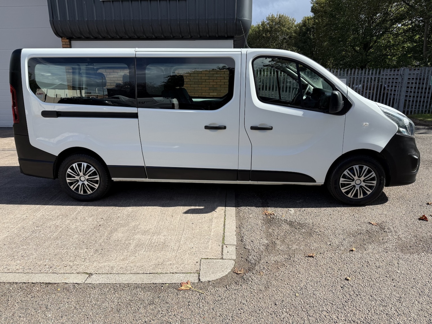 Used Vauxhall Vivaro 2017 for sale - 76198277: Photo 2