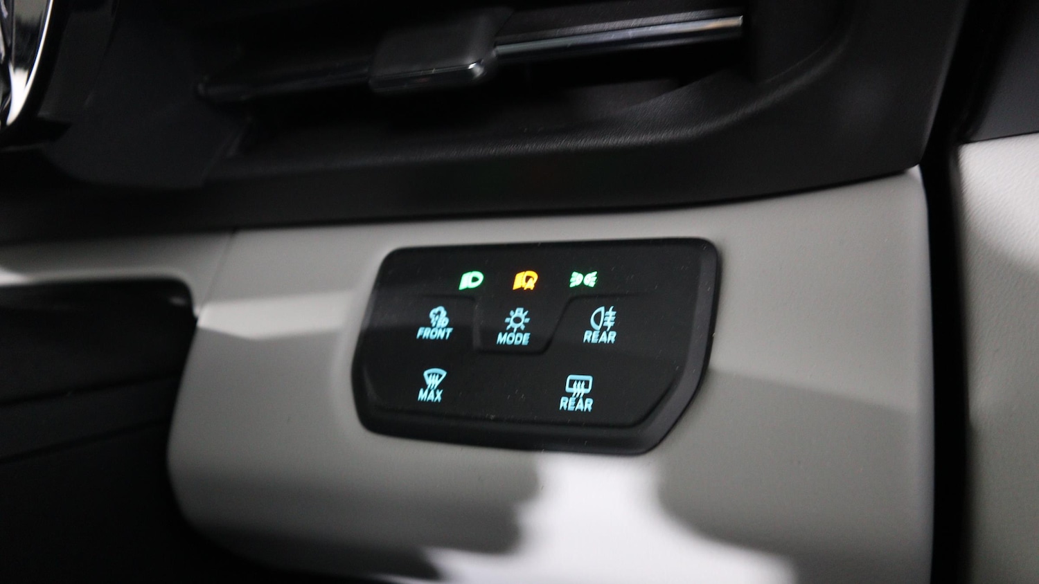 Used Ford Explorer 2024 for sale - 76818349: Photo 36