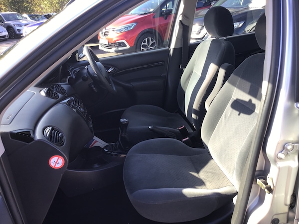 Used Ford Focus 2004 for sale - 76134133: Photo 15