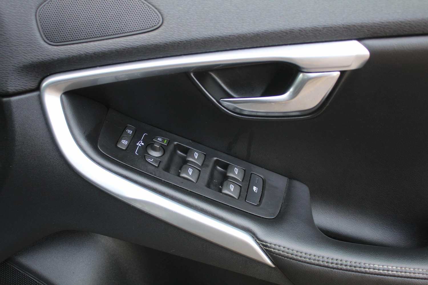 Used Volvo V40 2014 for sale - 76059511: Photo 10