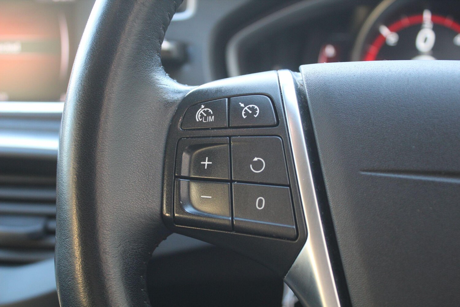 Used Volvo V40 2017 for sale - 77575361: Photo 26