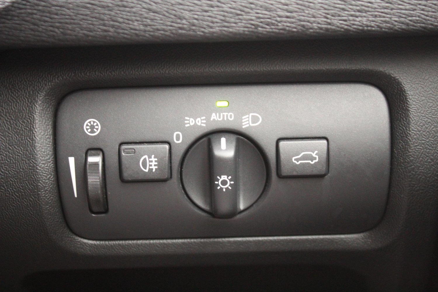 Used Volvo V40 2018 for sale - 76865619: Photo 38