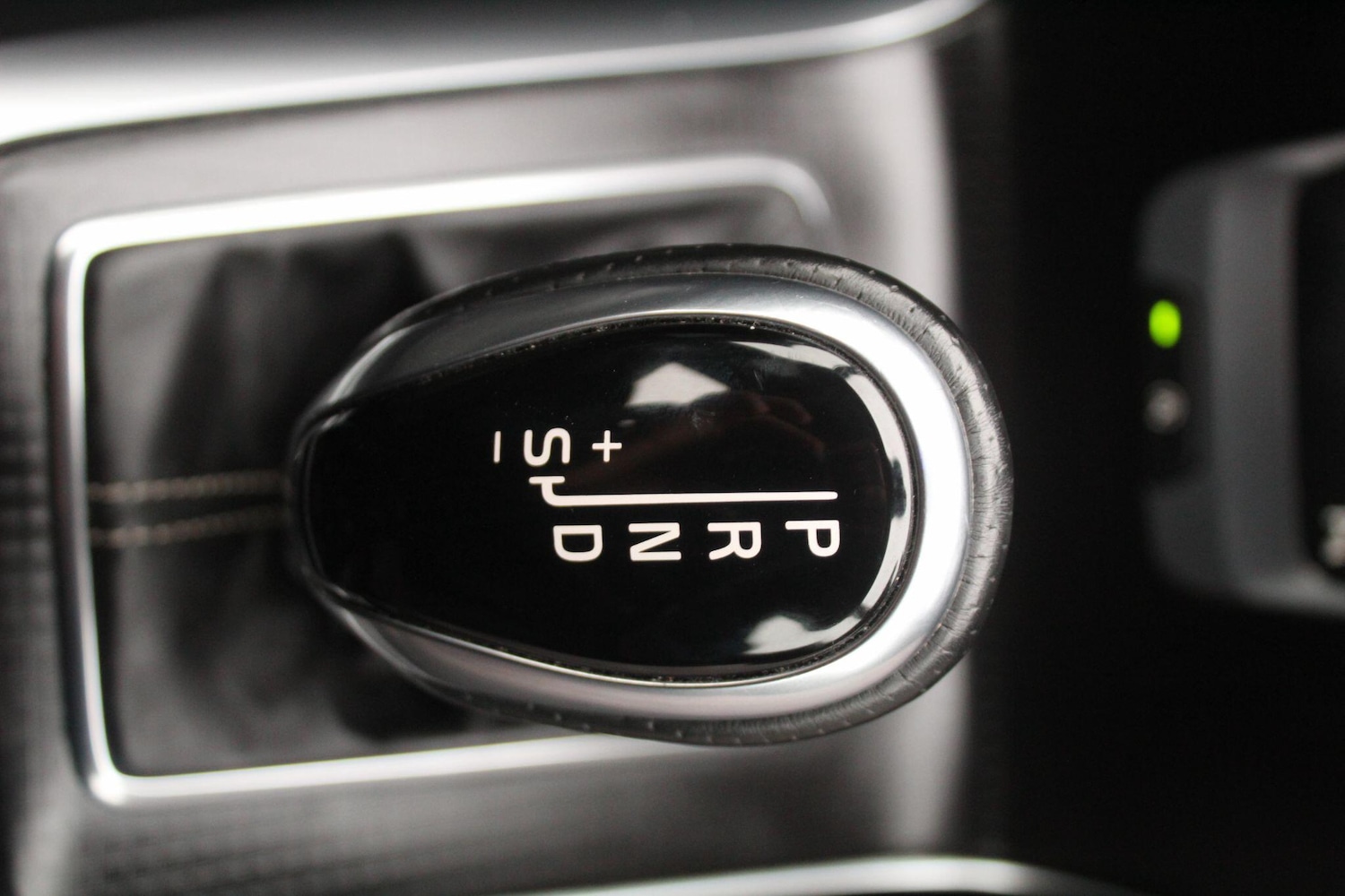 Used Volvo V40 2018 for sale - 76865619: Photo 41