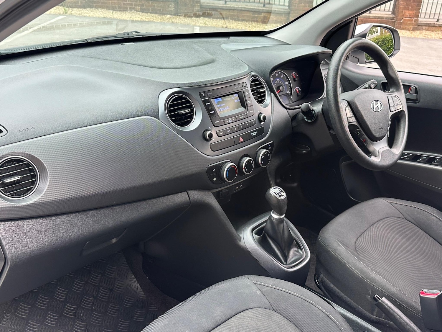 Used Hyundai i10 2017 for sale - 77131772: Photo 32