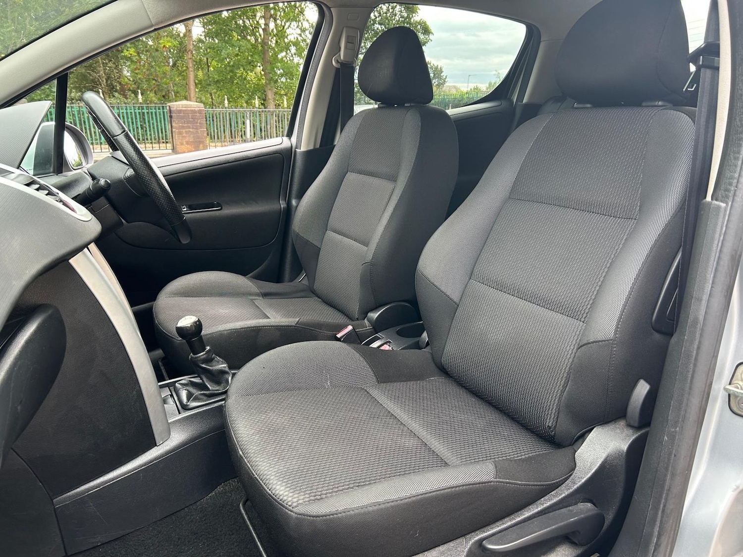 Used Peugeot 207 2011 for sale - 76425290: Photo 4