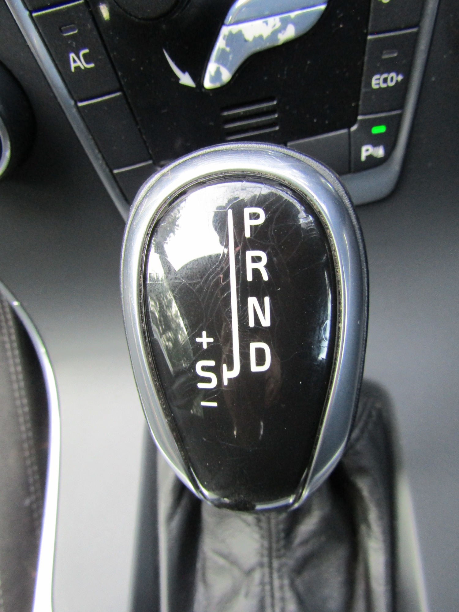 Used Volvo V60 2014 for sale - 76393454: Photo 2