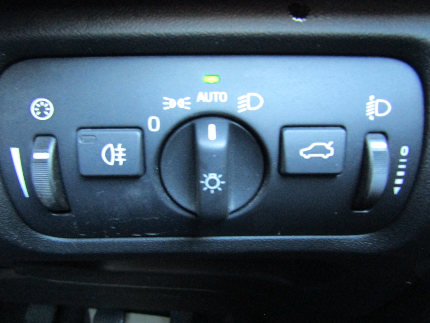 Used Volvo V40 2014 for sale - 77198095: Photo 24