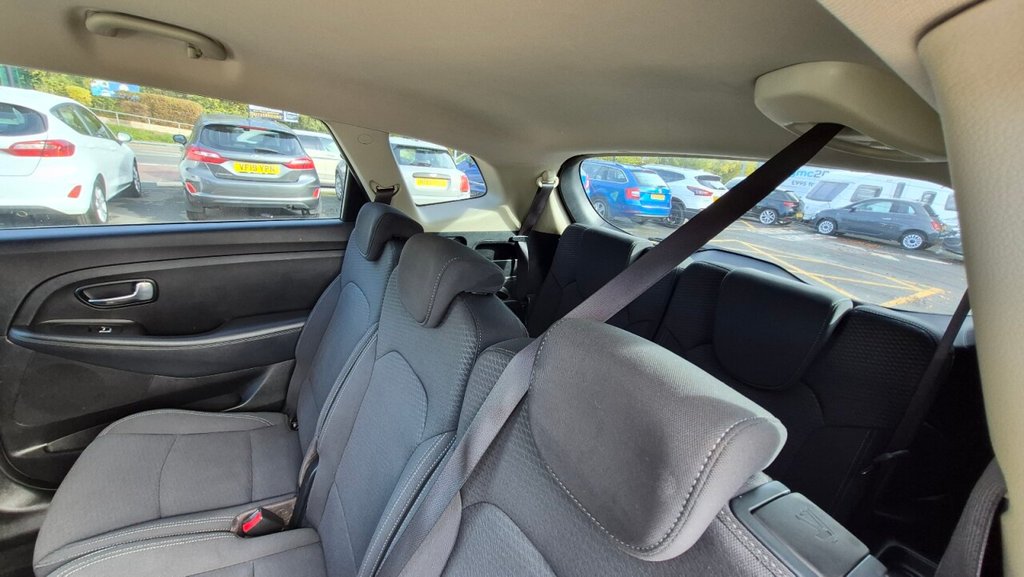 Used Kia Carens 2017 for sale - 76074043: Photo 30