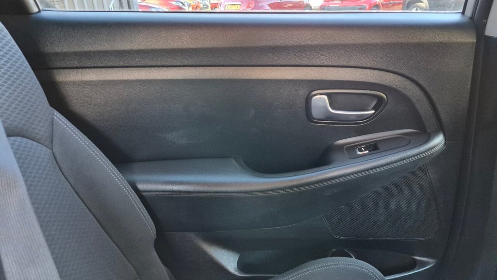 Used Kia Carens 2017 for sale - 76074043: Photo 37