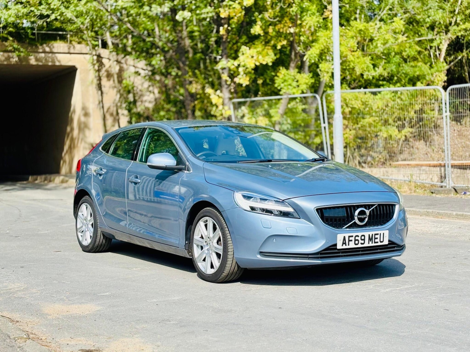 Used Volvo V40 2019 for sale - 76359871: Photo 1