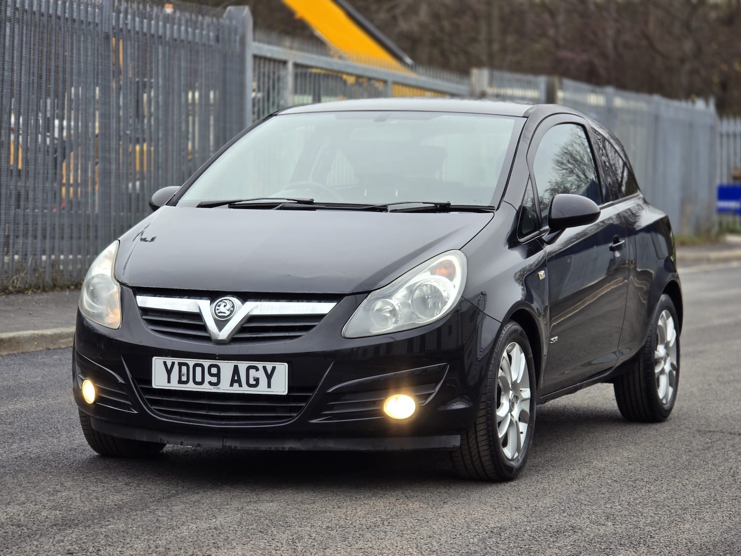 Used Vauxhall Corsa 2009 for sale - 77062083: Photo 2